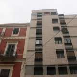 Foto 8. Siamo ora in via Argiro: all�altezza con via Dante un grigio immobile costellato da piccole finestre nere � accostato a un altro palazzo liberty rosso, con bellissime ringhiere nere in ferro battuto e timpani decorati